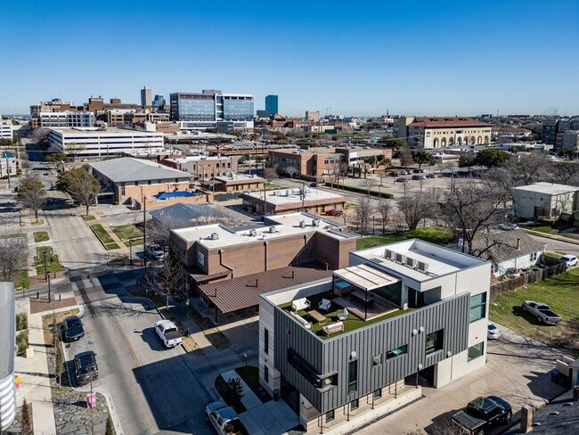 Building Photo - 1264 W Magnolia Ave