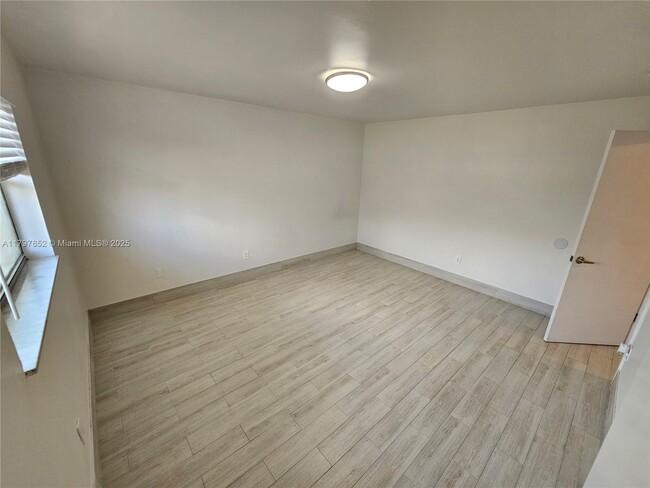 Building Photo - 4621 SW 33rd Ave