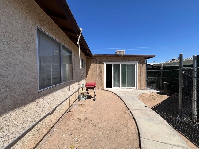 Building Photo - 3 Bedroom 2 Bathroom House with RV Parking...