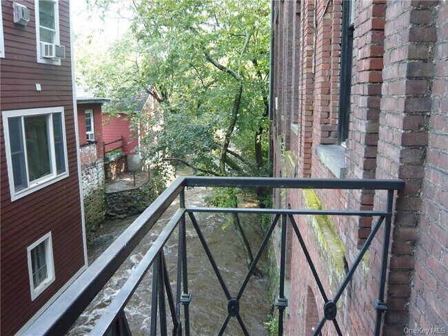 Building Photo - 300 Ferdon Ave