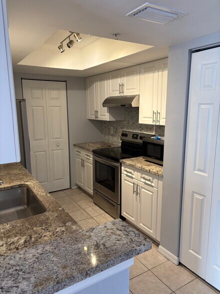 Building Photo - 900 Crestwood Ct S