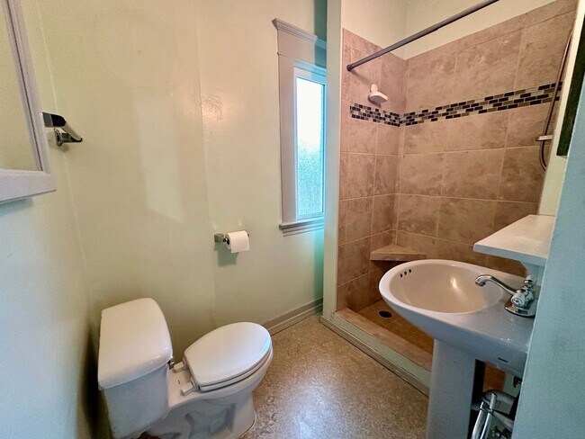 Building Photo - Charming 3 Bedroom Portland Home!