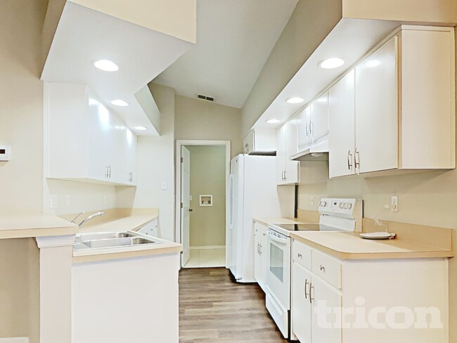 Building Photo - 3233 Ambassador Ave