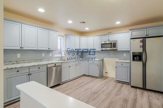 Building Photo - 33 Viking Ave