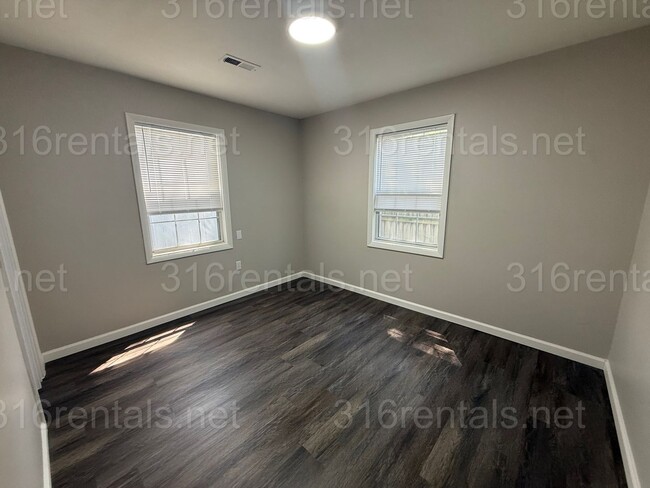 Building Photo - $1145 - 4 bedroom / 1 bathroom - Single Fa...