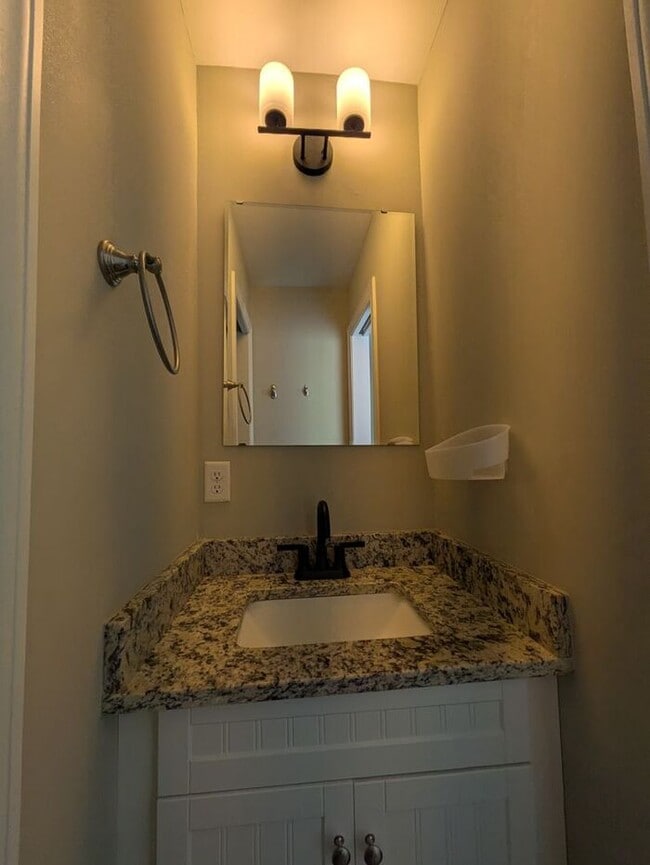 Building Photo - Charming Single Family 3BD/1.5BA Home in Hickory!