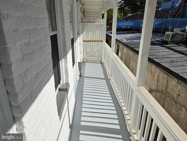 Building Photo - 334 N Market St