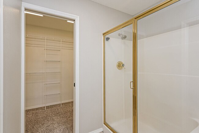 Building Photo - 3 Bed 2.5 Bth Upper Floor Unit + A/C + Fireplace + Large Deck