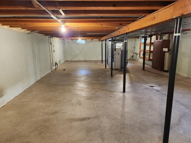 Building Photo - 1027 Cardinal St