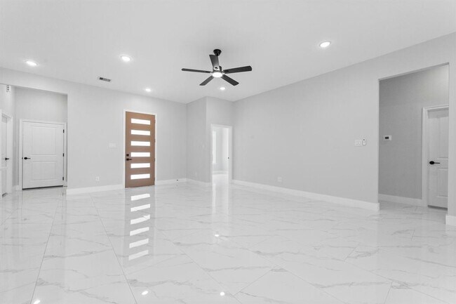 Building Photo - 327 Paradise Ln