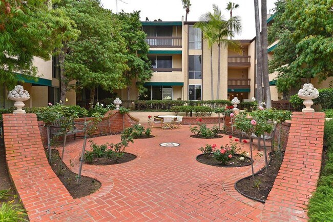 Courtyard - 6455 La Jolla Blvd