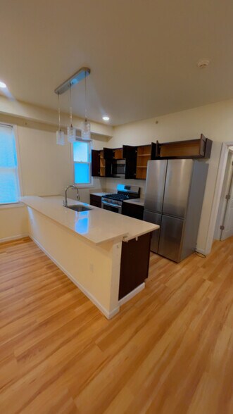 Building Photo - 171 Schiller St