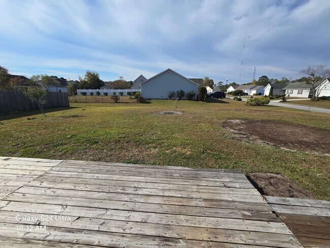 Building Photo - 3 Bedroom, 2 bath house with a bonus room and one car garage.