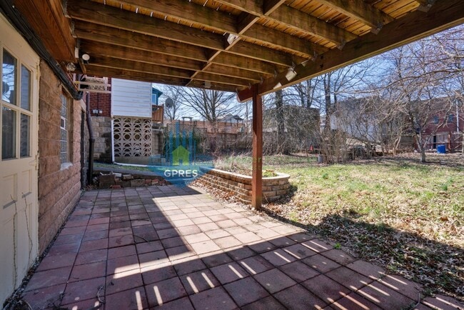 Building Photo - Spacious 3-Bedroom Home w/ Parking & Centr...