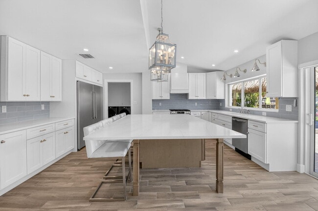 Building Photo - 1254 SW 4th Ct