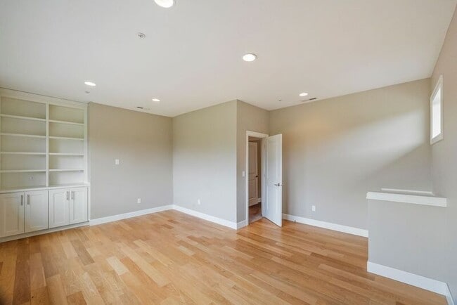 Building Photo - 307 NW Meridian Ridge Ct