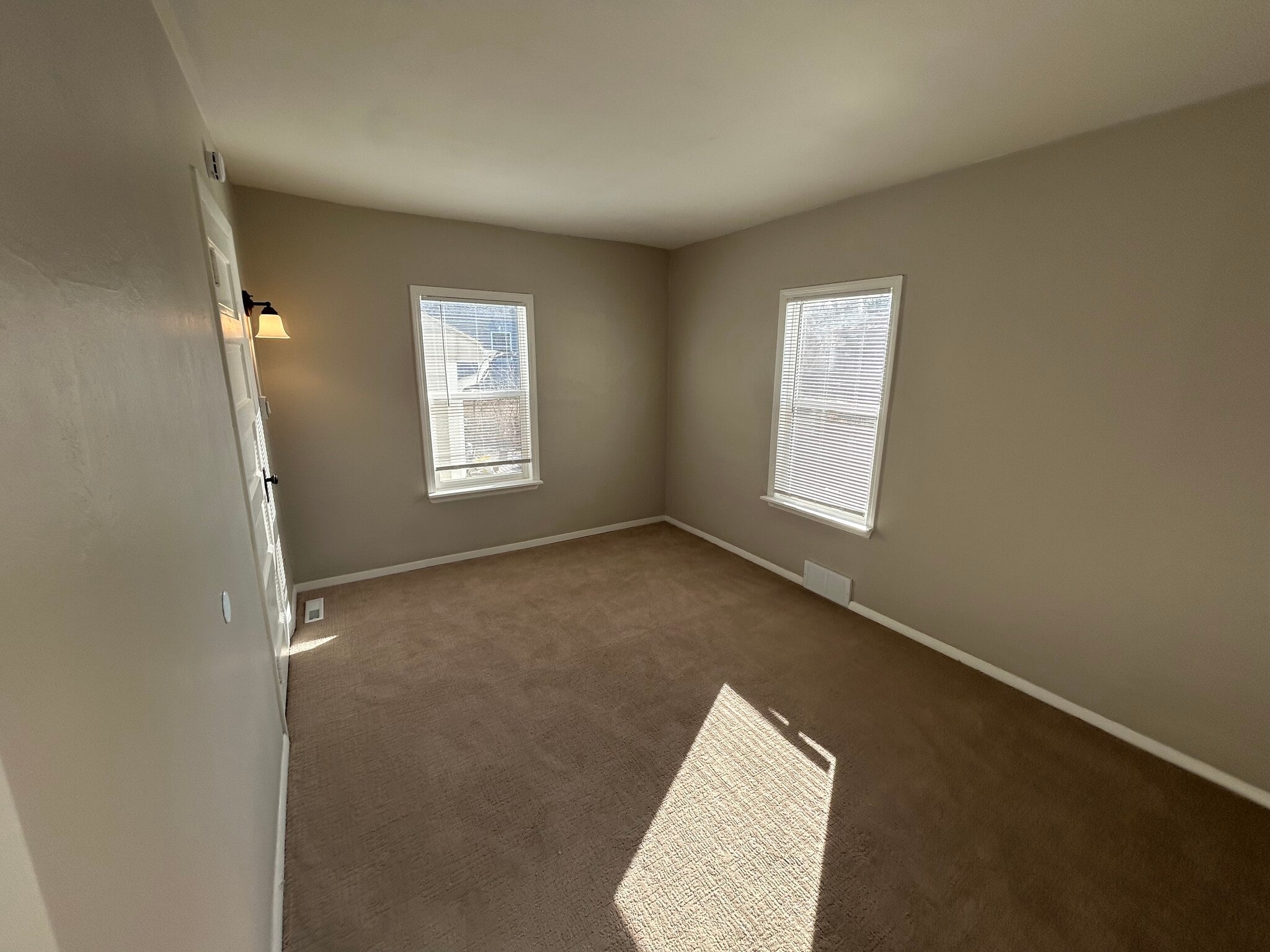 Bedroom 1 - 611 S Hawthorne Ave