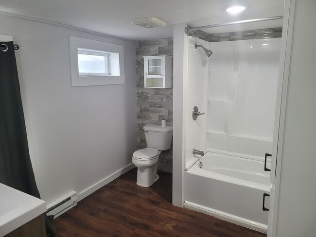 Building Photo - Newly Remodeled 2 Bed 1 Bath House