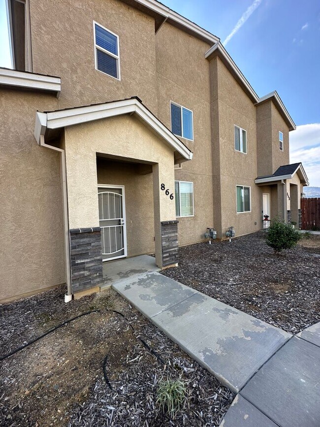 Building Photo - IMMACULANT 4 BEDROOM HOME 2.5 BATHROOM IN SALT CREEK