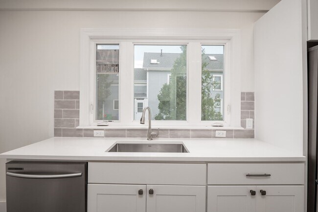 Building Photo - 92 Clinton Pl