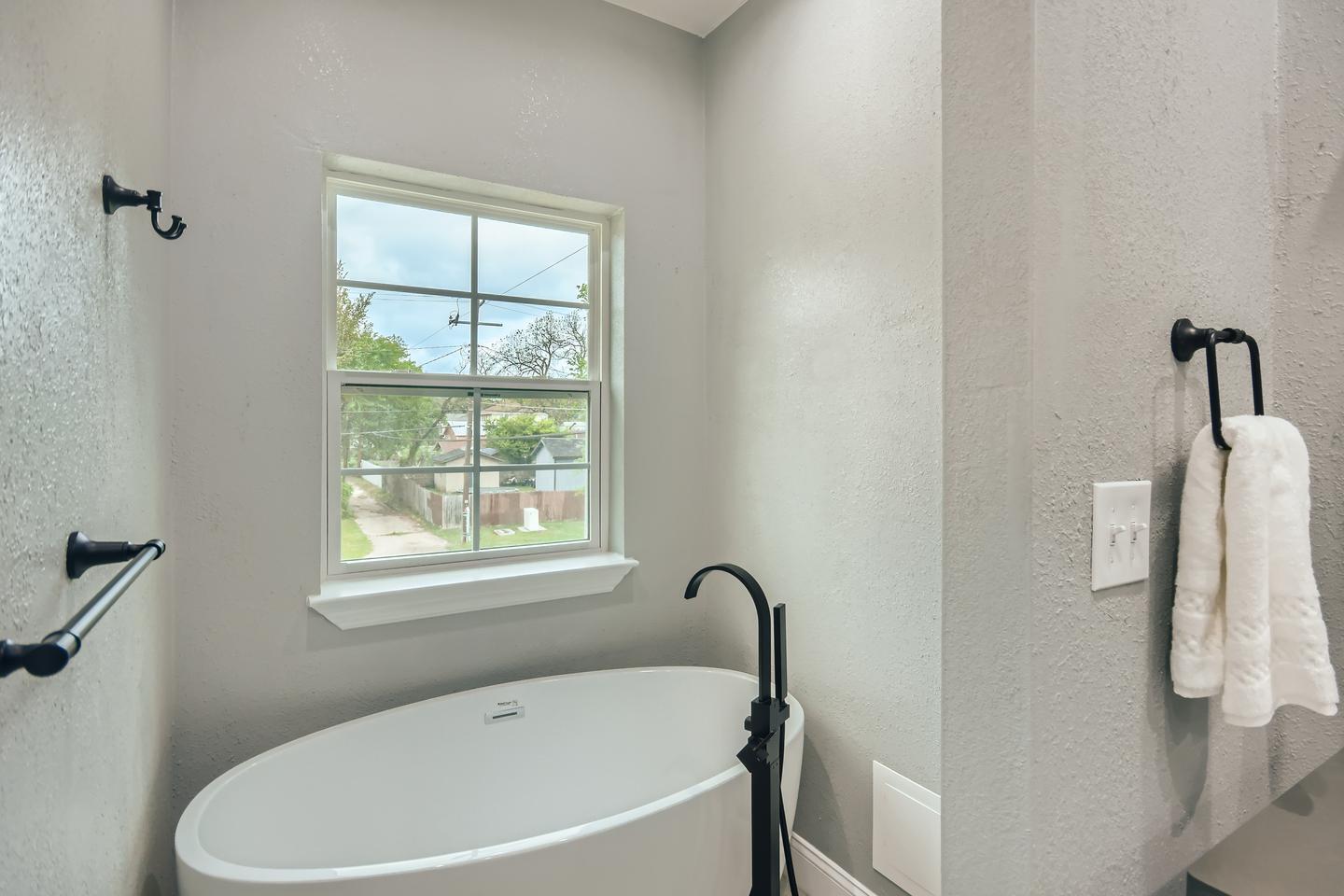 Building Photo - North Oak Cliff home 2 miles from Bishop A...