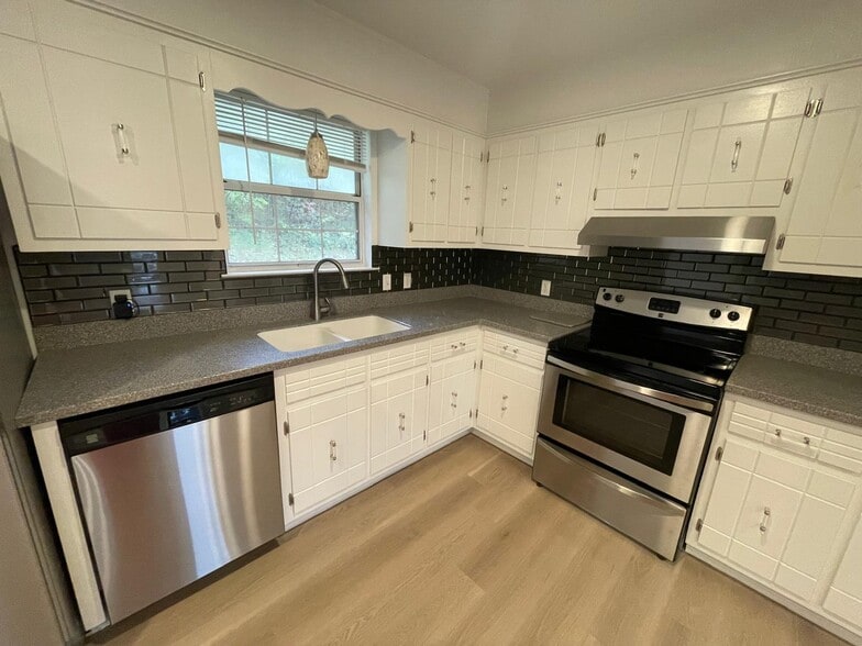 Kitchen - 1936 Ashmore Ave