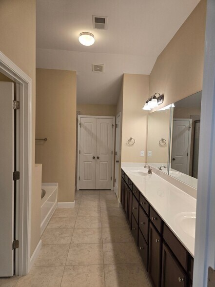 Building Photo - 5550 Shiloh Woods Dr