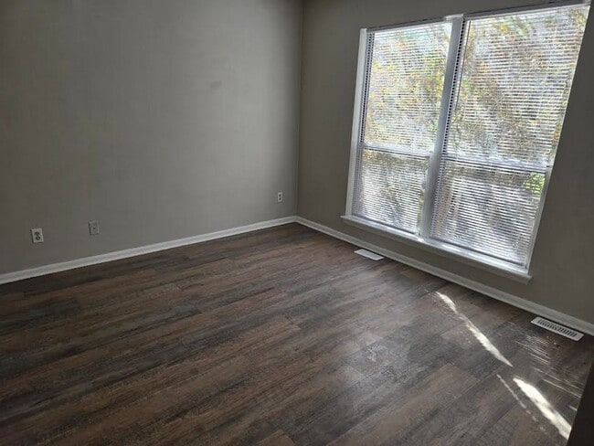 Building Photo - Wonderful 3 bedroom 1.5 bath Townhome in Williamsburg!