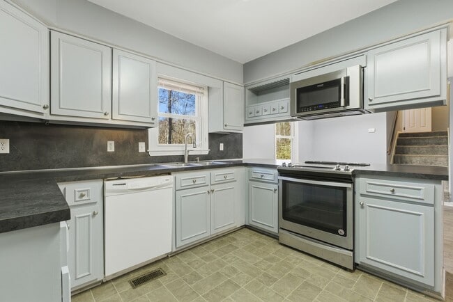 Building Photo - Spacious 3BR Home Close to Post, Schools & Shopping