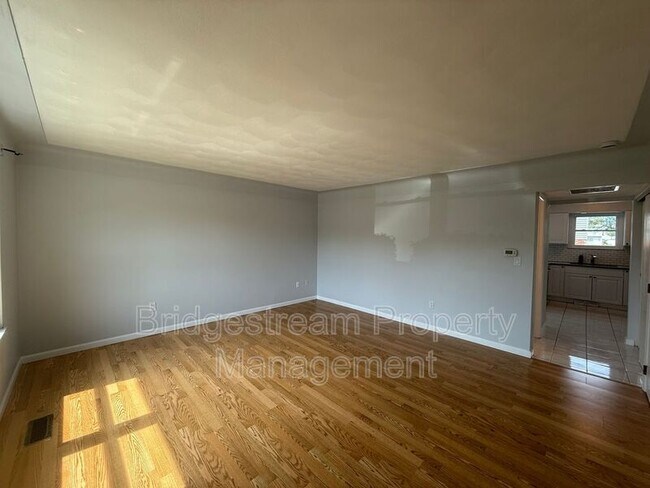 Building Photo - 3851 Hillsboro Dr