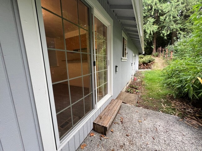 Building Photo - 3 Bed, 2 Bath with Garage in Sudden Valley