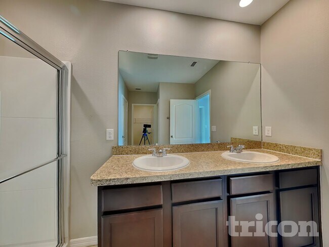 Building Photo - 935 Summer Glen Dr