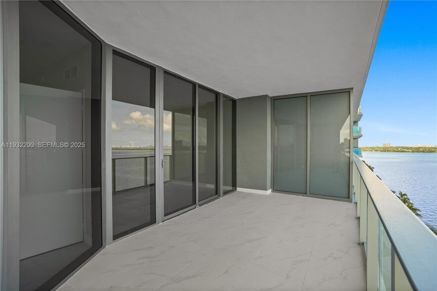 Building Photo - 700 NE 24th St