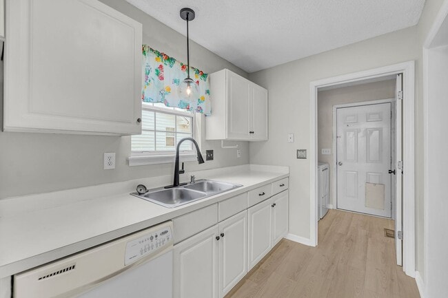 Building Photo - Charming 3BR/2.5BA Home with 2-Car Garage & Fenced Yard in Citadel Woods — West Ashley