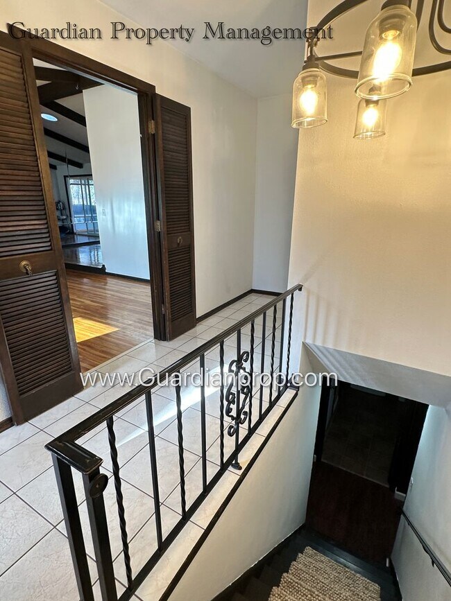 Building Photo - Burnsville Single Family Home, 2 Car Garage, Large Sun Room, Fireplace, Deck