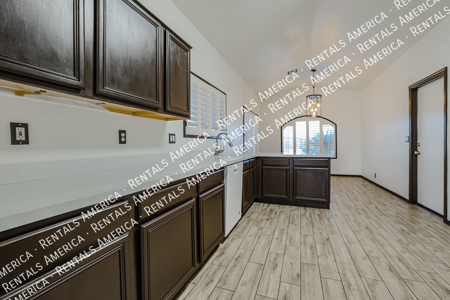 Building Photo - 9316 W Cinnabar Ave