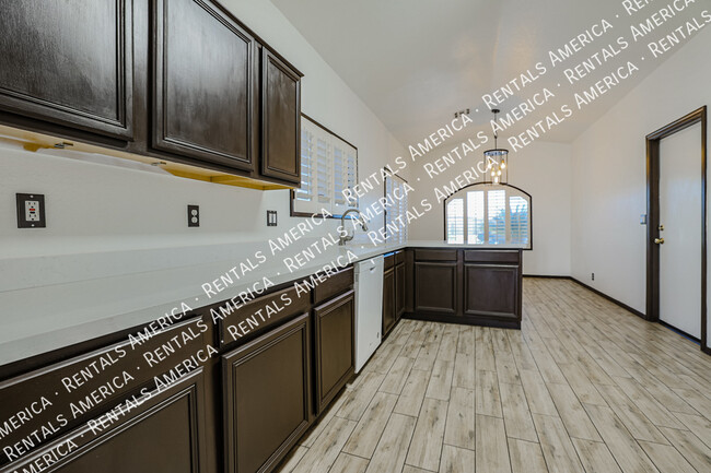 Building Photo - 9316 W Cinnabar Ave