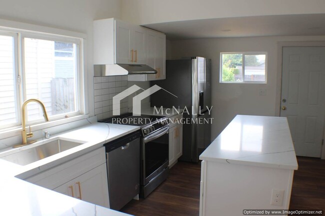 Building Photo - Newly Remodeled 3 Bedroom 2 Bathroom Home ...