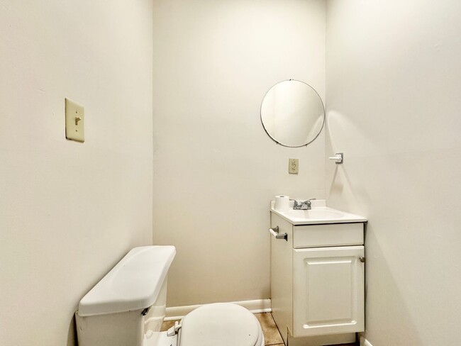Building Photo - Spacious 3 Bedroom Duplex Convenient to Do...