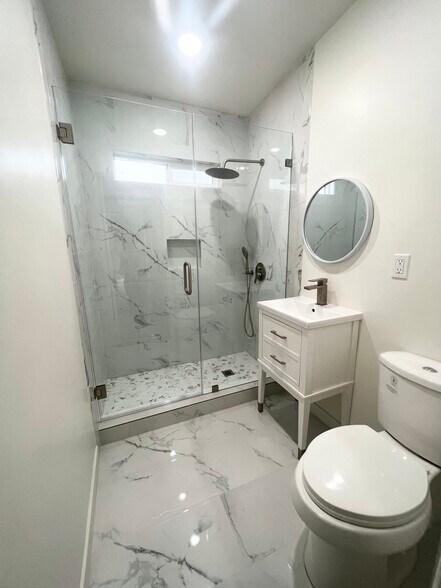 Building Photo - 2444 Chelsea Pl