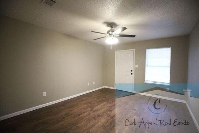 Building Photo - Recently renovated 1 bed, 1 bath apt - washer, dryer and utilities included!!