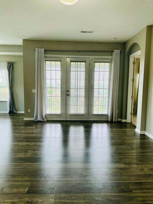 Building Photo - 3225 Rossmore Cir