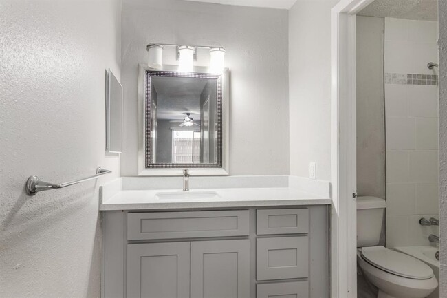 Building Photo - 10555 Turtlewood Ct