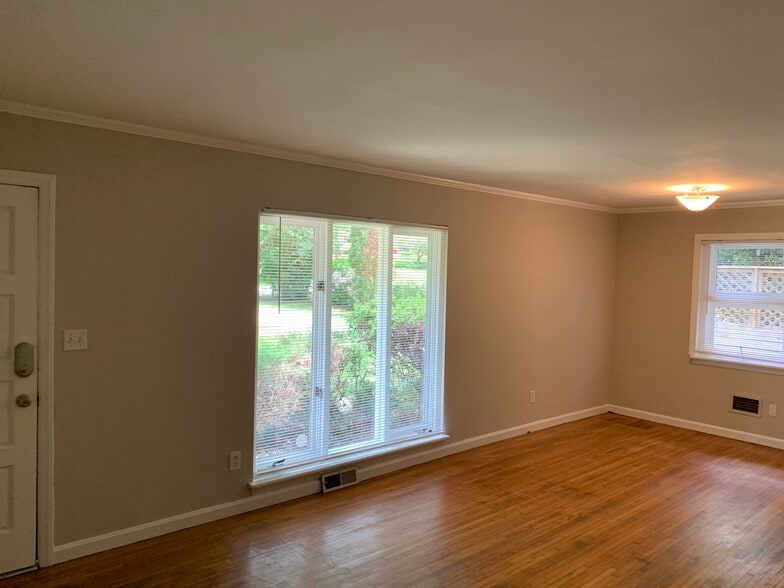 Living Room - 724 Vanderbrook Rd