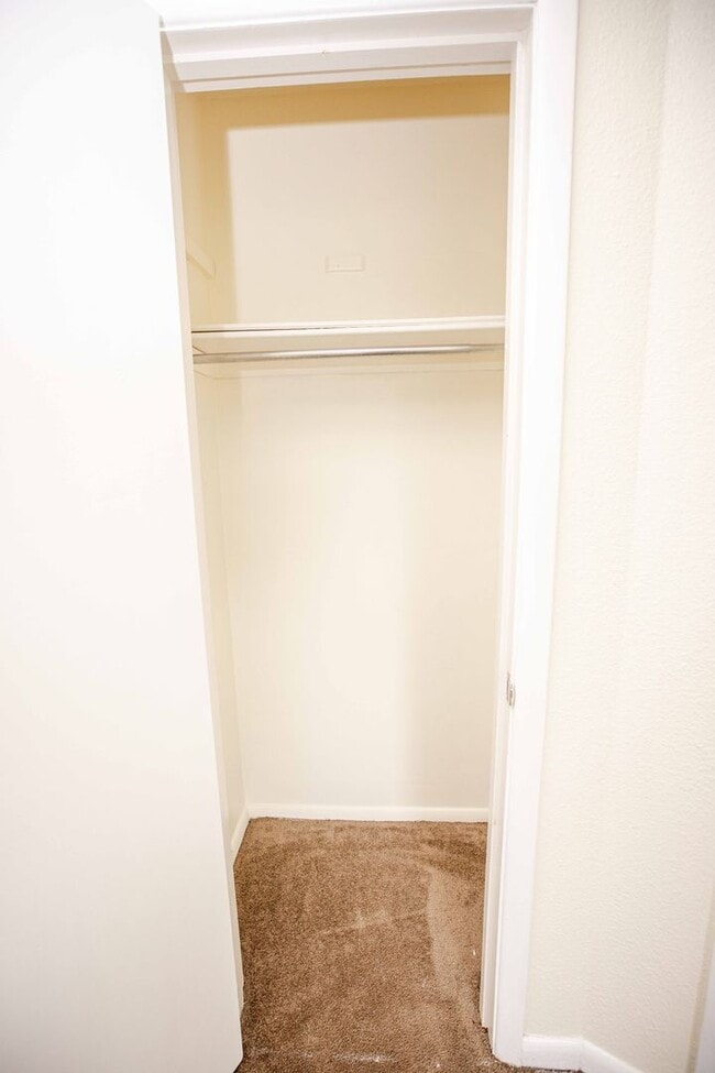 Building Photo - Beautiful Three Bedroom Home For Rent In Washington Local!