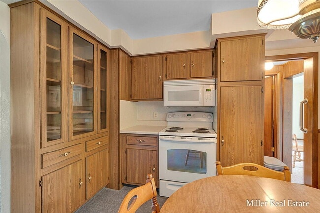 Building Photo - "Charming 3-Bedroom Lakehouse retreat with Spacious 2128 Sq Ft Layout in Hastings, MI!"