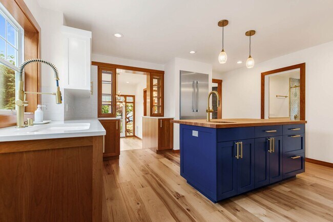 Building Photo - Updated 4 Bedroom North Capitol Hill Craftsman