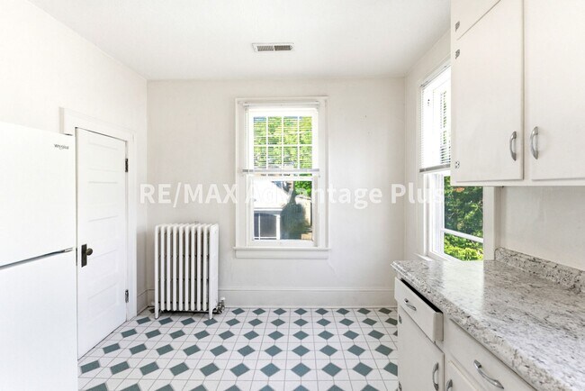 Building Photo - 106 Grove St