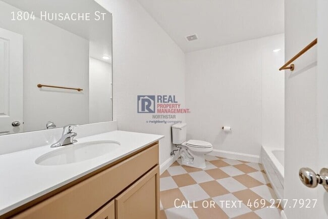 Building Photo - 1804 Huisache St