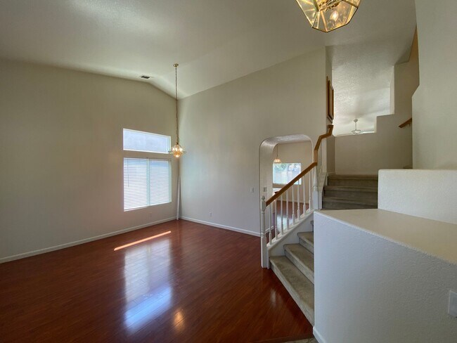 Building Photo - Spacious & Nice!